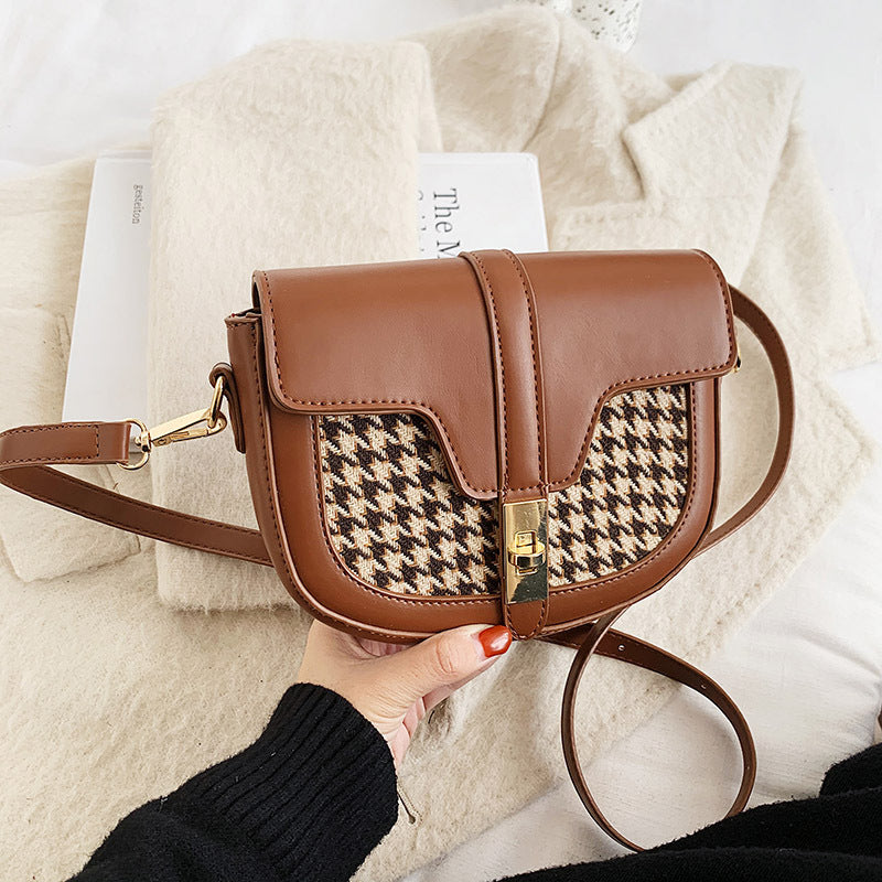 Contrast single shoulder crossbody saddle bag