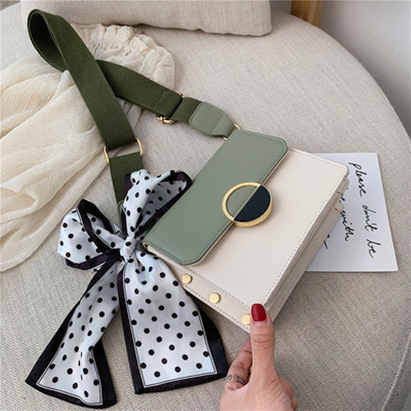 One-shoulder hit color small square bag