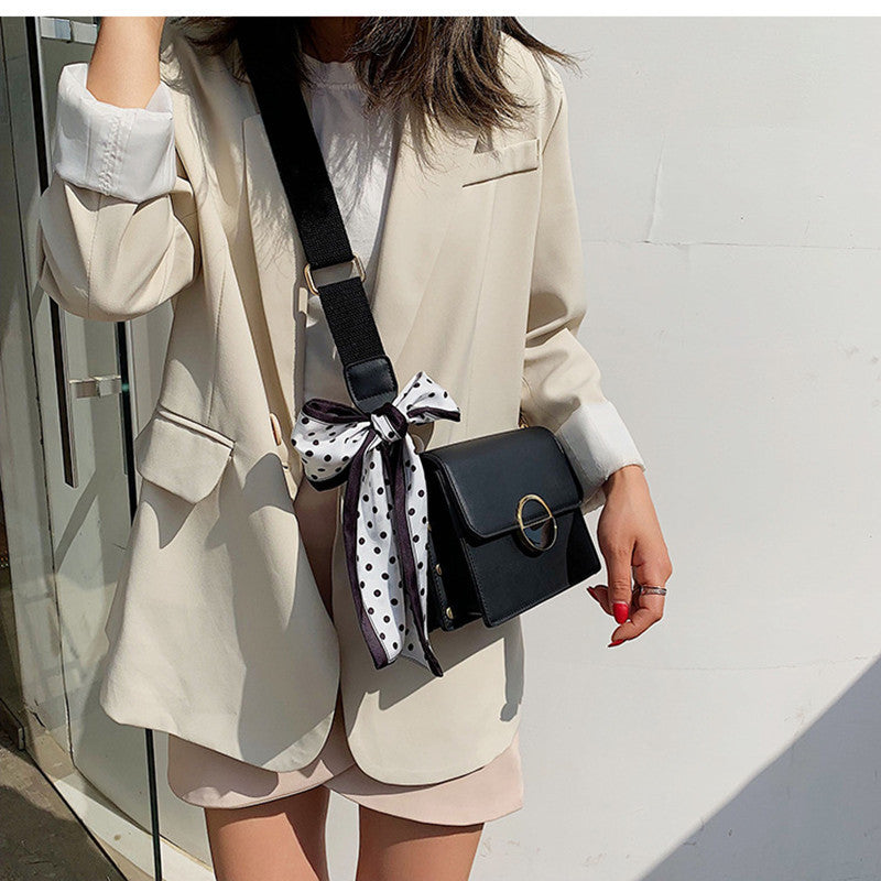 One-shoulder hit color small square bag