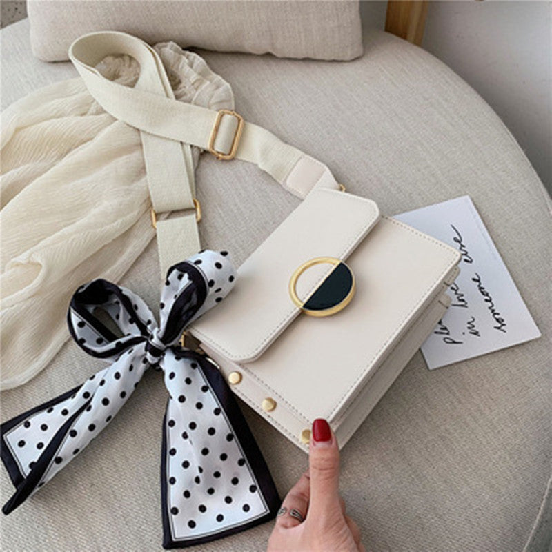 One-shoulder hit color small square bag