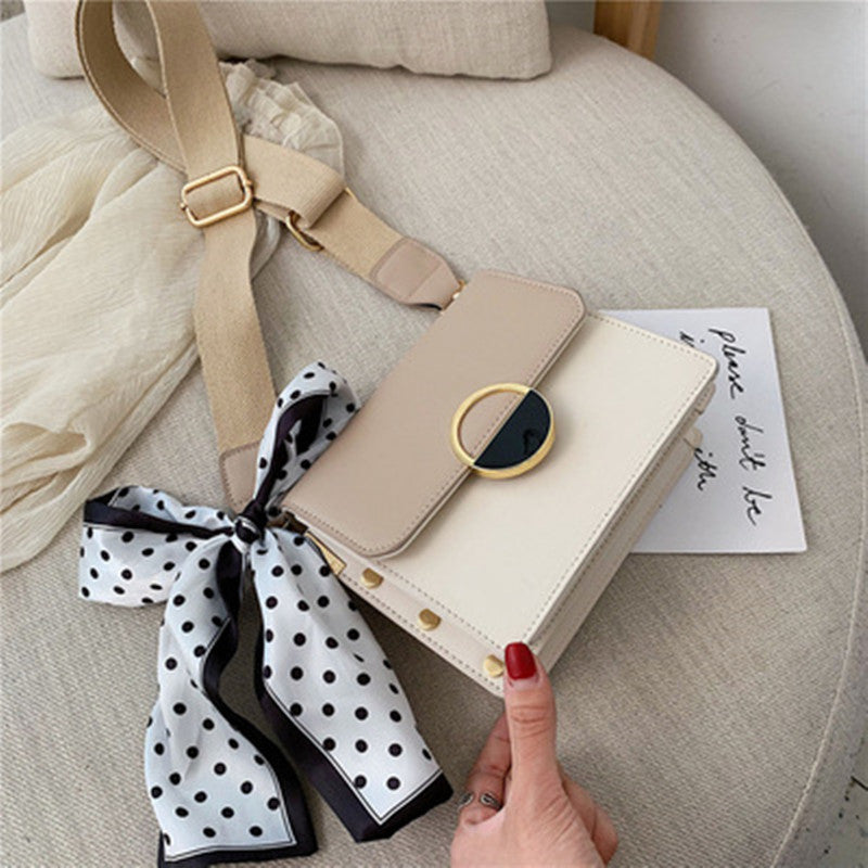 One-shoulder hit color small square bag