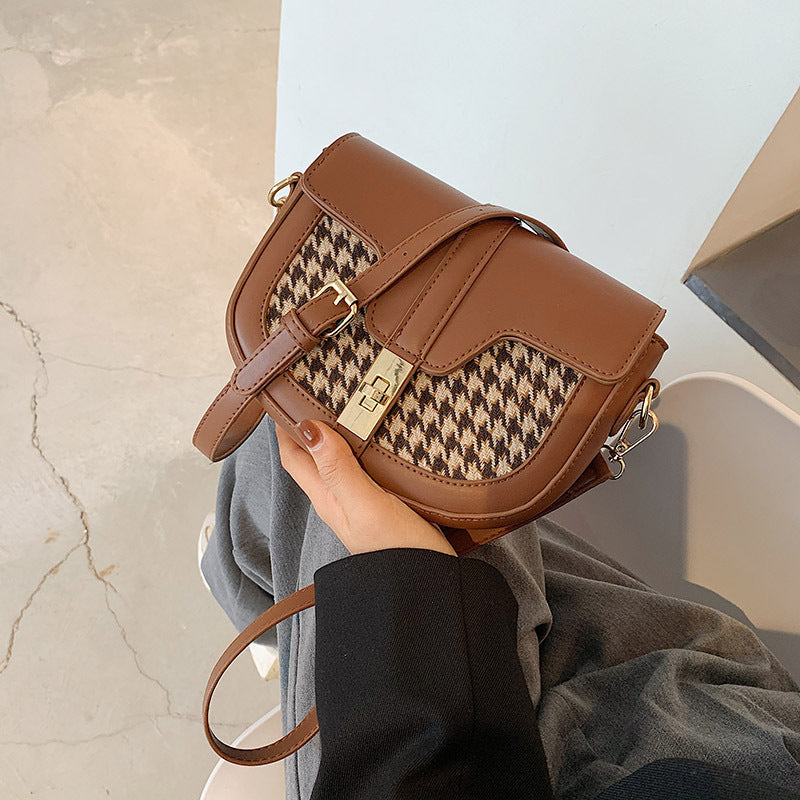 Contrast single shoulder crossbody saddle bag