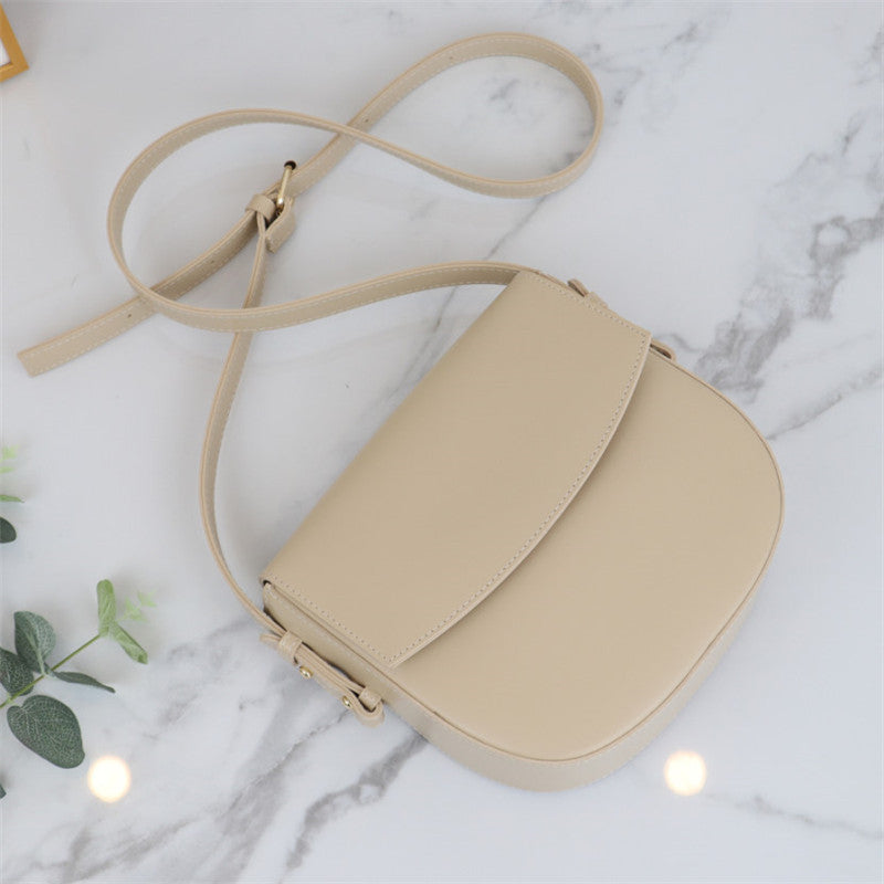 Half-round shoulder saddle bag