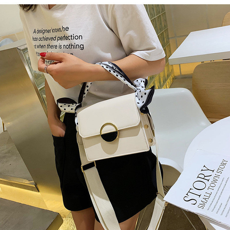 One-shoulder hit color small square bag