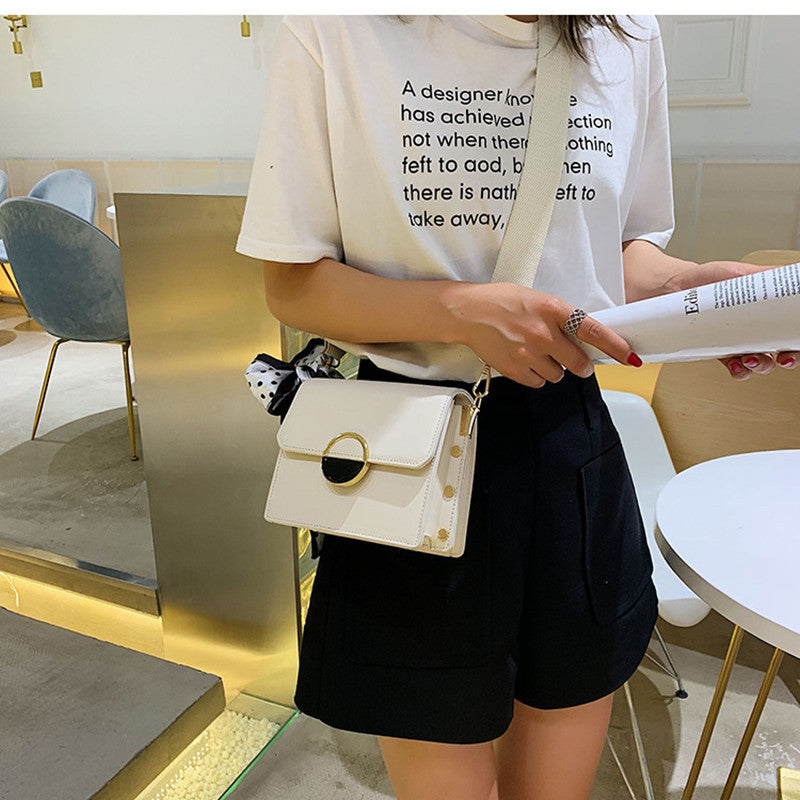 One-shoulder hit color small square bag